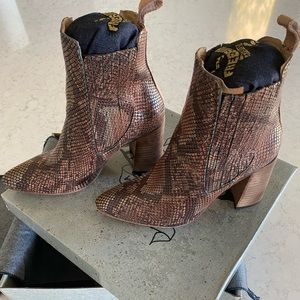 Freebird Janelle booties size 9.